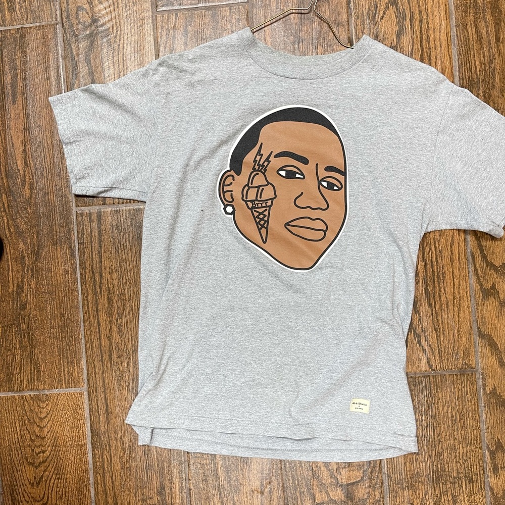 Gucci team size medium color gray try it on basically brand new no flaws